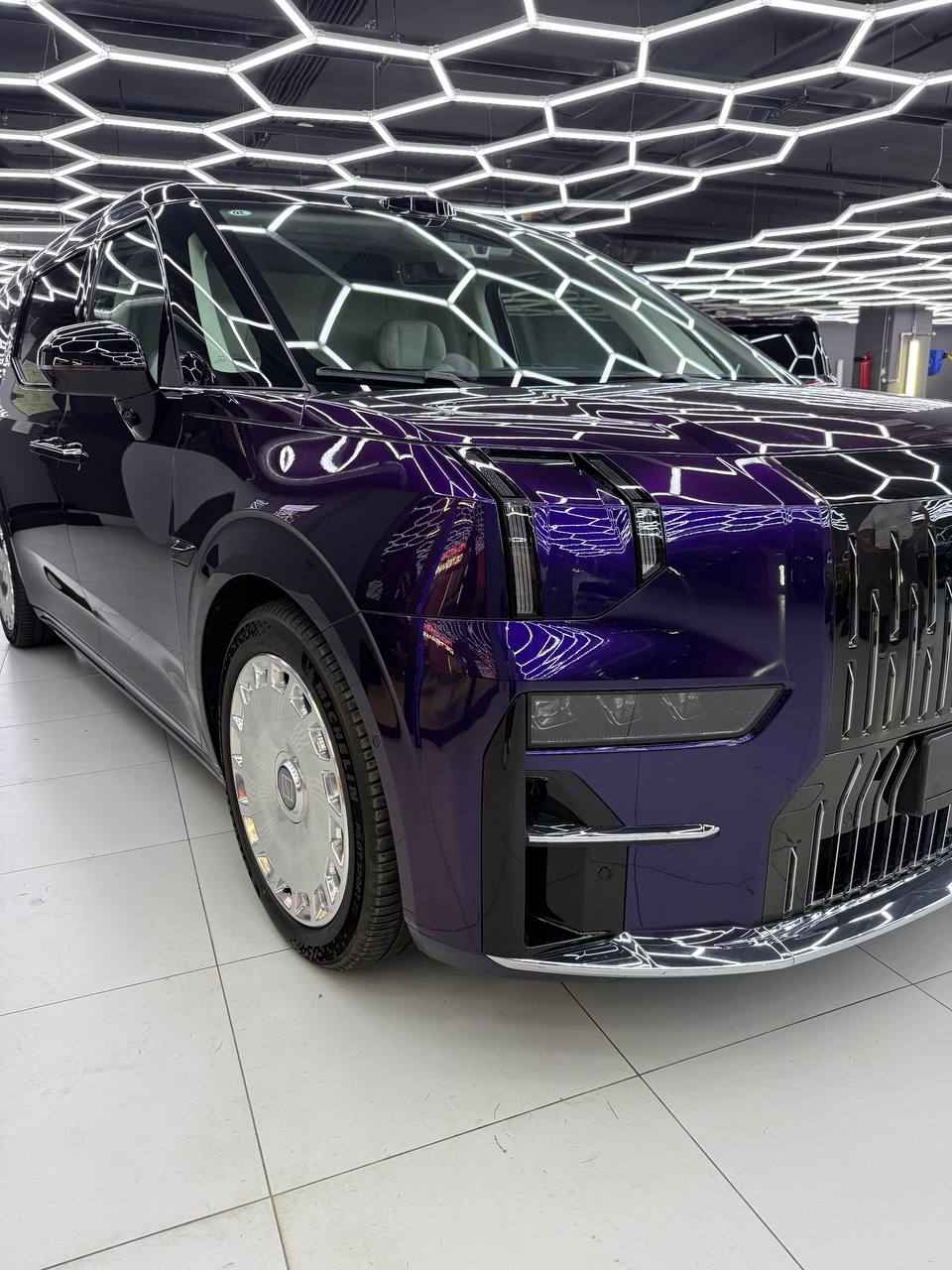 Оклейка Zeekr 009 в Metallic Midnight Purple: из черного - в глубокий пурпур